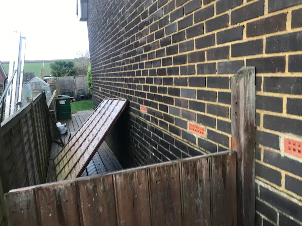 The side wall in brick, with air bricks